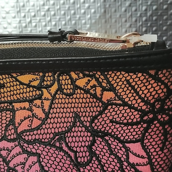 BNWT Victoria's Secret Ombre Floral Patterned Makeup Bag - Picture 3 of 9